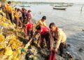 Ratusan Pramuka Turun ke Pesisir Surabaya, Bersih-Bersih Pantai, Tanam Jiwa Peduli Lingkungan