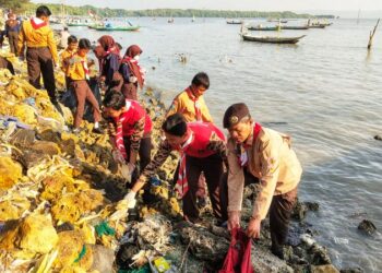 Ratusan Pramuka Turun ke Pesisir Surabaya, Bersih-Bersih Pantai, Tanam Jiwa Peduli Lingkungan