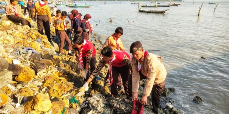 Ratusan Pramuka Turun ke Pesisir Surabaya, Bersih-Bersih Pantai, Tanam Jiwa Peduli Lingkungan