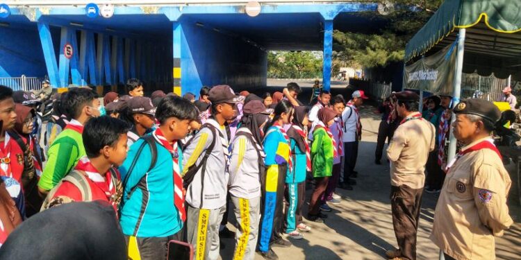 Ratusan Pramuka Turun ke Pesisir Surabaya, Bersih-Bersih Pantai, Tanam Jiwa Peduli Lingkungan