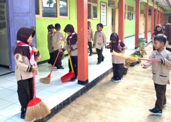 Menyambut Hari Pramuka Ke-64, Seluruh Gugus Depan di Kwarran Somagede Kompak Lakukan Bersih Lingkungan