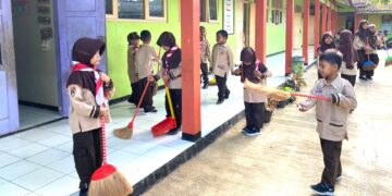 Menyambut Hari Pramuka Ke-64, Seluruh Gugus Depan di Kwarran Somagede Kompak Lakukan Bersih Lingkungan