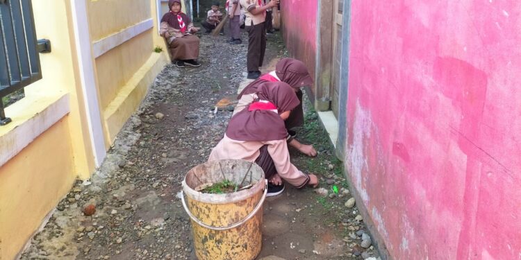 Bidang Abdimas Kwartir Ranting Somagede Lakukan Penggalangan Dana Bumbung Kemanusiaan