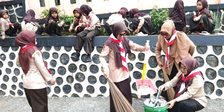 Bidang Abdimas Kwartir Ranting Somagede Lakukan Penggalangan Dana Bumbung Kemanusiaan