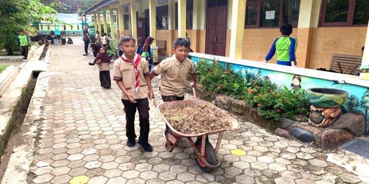 Bidang Abdimas Kwartir Ranting Somagede Lakukan Penggalangan Dana Bumbung Kemanusiaan