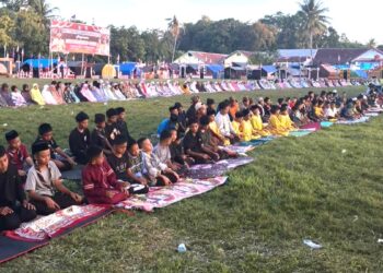 Kebersamaan di Senja Hari: Peserta Perkemahan Pramuka Barebbo Laksanakan Shalat Magrib Berjamaah