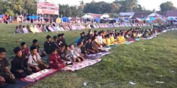 Kebersamaan di Senja Hari: Peserta Perkemahan Pramuka Barebbo Laksanakan Shalat Magrib Berjamaah