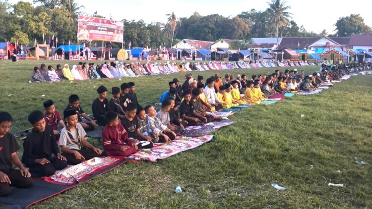 Kebersamaan di Senja Hari: Peserta Perkemahan Pramuka Barebbo Laksanakan Shalat Magrib Berjamaah