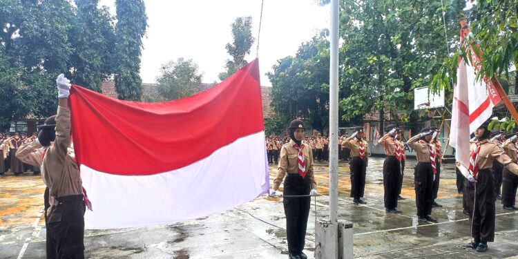 Semangat Kolaborasi Warnai Upacara Hari Pramuka ke-64 di SMPN 9 Purwokerto