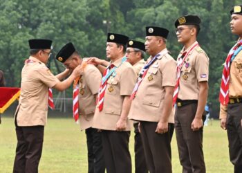 Penganugerahan Tanda Penghargaan Gerakan Pramuka Dan Penyematan Tanda Peserta Warnai Upacara