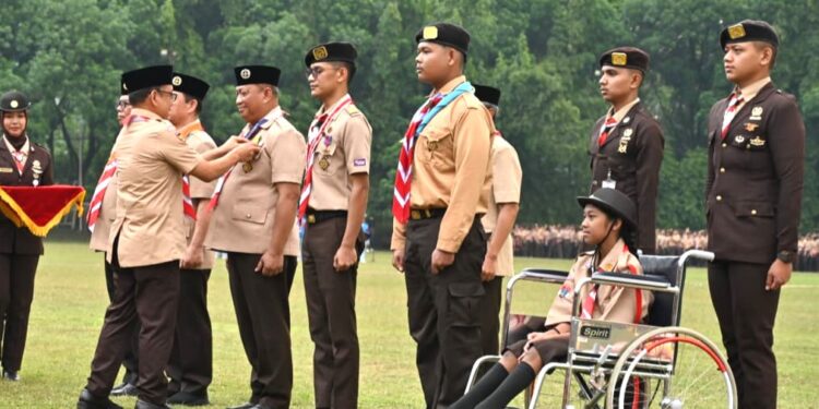 Penganugerahan Tanda Penghargaan Gerakan Pramuka Dan Penyematan Tanda Peserta Warnai Upacara