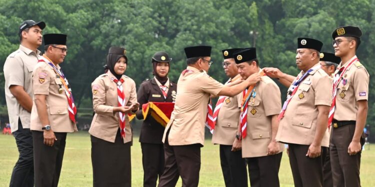 Penganugerahan Tanda Penghargaan Gerakan Pramuka Dan Penyematan Tanda Peserta Warnai Upacara