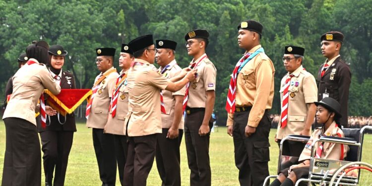 Penganugerahan Tanda Penghargaan Gerakan Pramuka Dan Penyematan Tanda Peserta Warnai Upacara
