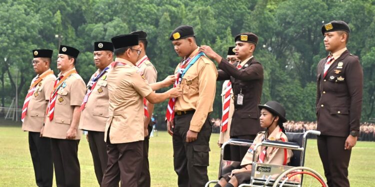 Penganugerahan Tanda Penghargaan Gerakan Pramuka Dan Penyematan Tanda Peserta Warnai Upacara