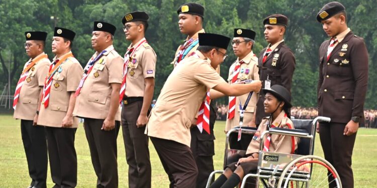 Penganugerahan Tanda Penghargaan Gerakan Pramuka Dan Penyematan Tanda Peserta Warnai Upacara