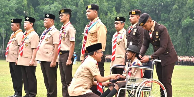 Penganugerahan Tanda Penghargaan Gerakan Pramuka Dan Penyematan Tanda Peserta Warnai Upacara