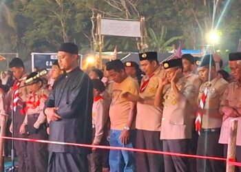 Bupati Bone Shalat Magrib Berjamaah Bersama Peserta Perkemahan di Barebbo