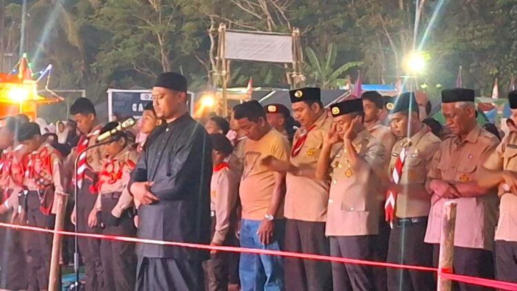 Bupati Bone Shalat Magrib Berjamaah Bersama Peserta Perkemahan di Barebbo