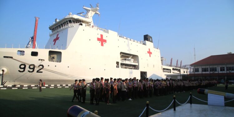 Peringati Hari Pramuka ke-64, Kwarnas Gelar Upacara Tabur Bunga di Laut