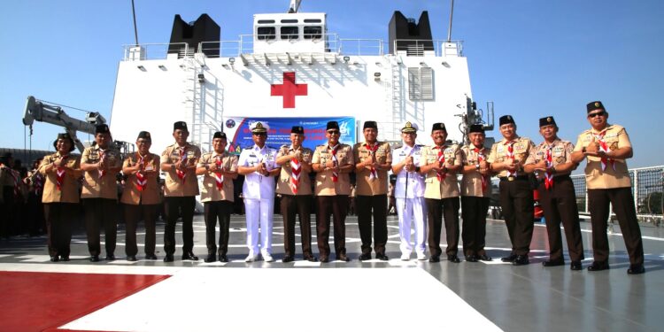 Peringati Hari Pramuka ke-64, Kwarnas Gelar Upacara Tabur Bunga di Laut