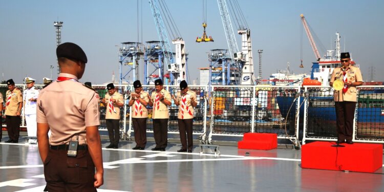 Peringati Hari Pramuka ke-64, Kwarnas Gelar Upacara Tabur Bunga di Laut