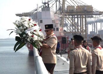 Peringati Hari Pramuka ke-64, Kwarnas Gelar Upacara Tabur Bunga di Laut