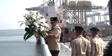 Peringati Hari Pramuka ke-64, Kwarnas Gelar Upacara Tabur Bunga di Laut