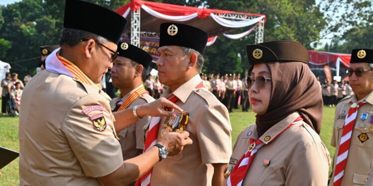 Kak Budi Waseso Sematkan Penganugerahan Tanda Penghargaan Gerakan Pramuka pada Upacara Peringatan HUT Kemerdekaan RI Ke-80