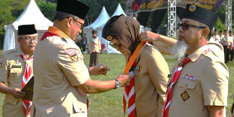 Kak Budi Waseso Sematkan Penganugerahan Tanda Penghargaan Gerakan Pramuka pada Upacara Peringatan HUT Kemerdekaan RI Ke-80