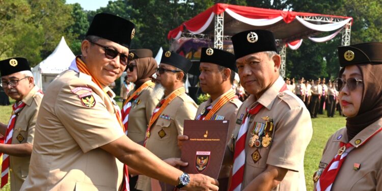 Kak Budi Waseso Sematkan Penganugerahan Tanda Penghargaan Gerakan Pramuka pada Upacara Peringatan HUT Kemerdekaan RI Ke-80