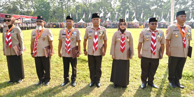 Kak Budi Waseso Sematkan Penganugerahan Tanda Penghargaan Gerakan Pramuka pada Upacara Peringatan HUT Kemerdekaan RI Ke-80