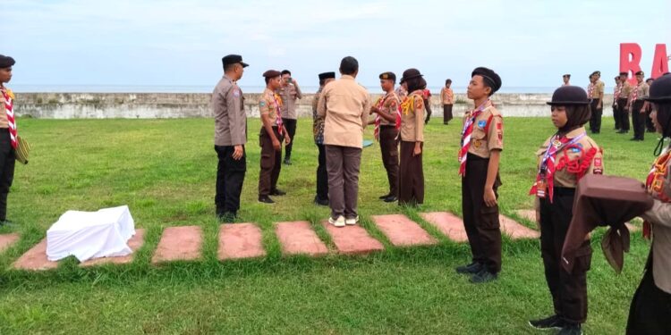 ASISTEN 1 pemkab Mamuju tengah membuka secara resmi kemah Bakti pramuka saka bhayangkara ( KEMBARA) KE II Tahun 2025 ditaman kota Desa Babana