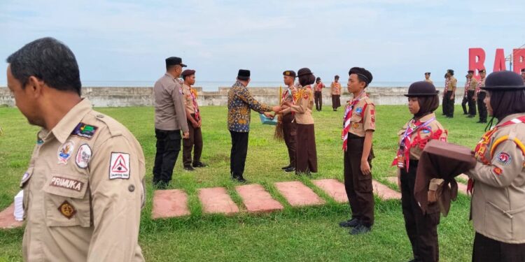 ASISTEN 1 pemkab Mamuju tengah membuka secara resmi kemah Bakti pramuka saka bhayangkara ( KEMBARA) KE II Tahun 2025 ditaman kota Desa Babana