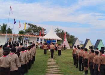 ASISTEN 1 pemkab Mamuju tengah membuka secara resmi kemah Bakti pramuka saka bhayangkara ( KEMBARA) KE II Tahun 2025 ditaman kota Desa Babana