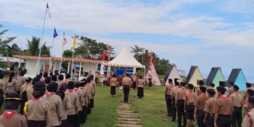 ASISTEN 1 pemkab Mamuju tengah membuka secara resmi kemah Bakti pramuka saka bhayangkara ( KEMBARA) KE II Tahun 2025 ditaman kota Desa Babana