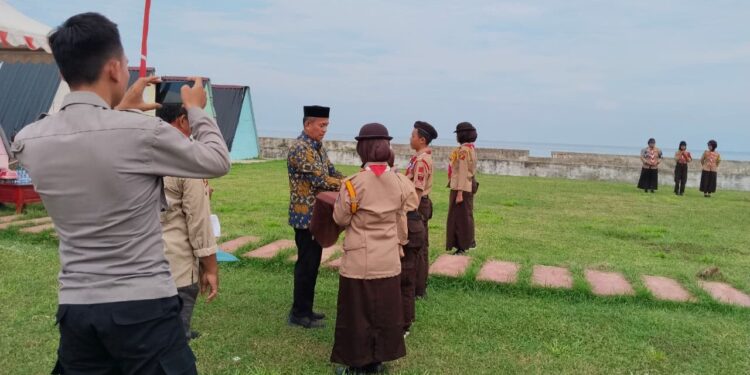 ASISTEN 1 pemkab Mamuju tengah membuka secara resmi kemah Bakti pramuka saka bhayangkara ( KEMBARA) KE II Tahun 2025 ditaman kota Desa Babana