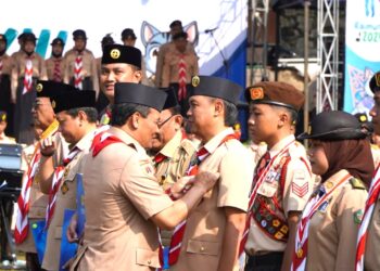 Kakak Syamsul Auliya Rachman, selaku Ketua Majelis Pembimbing Cabang (Mabicab) Gerakan Pramuka Cilacap, Menerima Penghargaan Lencana Karya Bakti dan Lencana Darma Bakti dari Kwartir Nasional Gerakan Pramuka