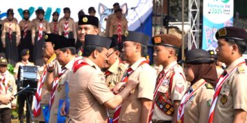 Kakak Syamsul Auliya Rachman, selaku Ketua Majelis Pembimbing Cabang (Mabicab) Gerakan Pramuka Cilacap, Menerima Penghargaan Lencana Karya Bakti dan Lencana Darma Bakti dari Kwartir Nasional Gerakan Pramuka