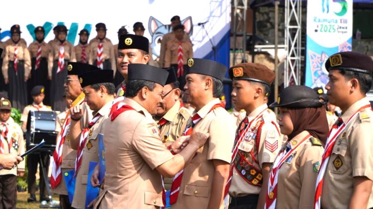 Kakak Syamsul Auliya Rachman, selaku Ketua Majelis Pembimbing Cabang (Mabicab) Gerakan Pramuka Cilacap, Menerima Penghargaan Lencana Karya Bakti dan Lencana Darma Bakti dari Kwartir Nasional Gerakan Pramuka