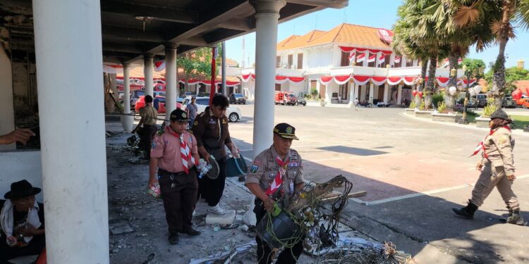 Pramuka Jatim Gotong Royong Bersihkan Sisa Kebakaran di Grahadi