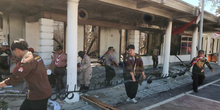 Pramuka Jatim Gotong Royong Bersihkan Sisa Kebakaran di Grahadi