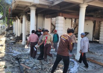 Pramuka Jatim Gotong Royong Bersihkan Sisa Kebakaran di Grahadi