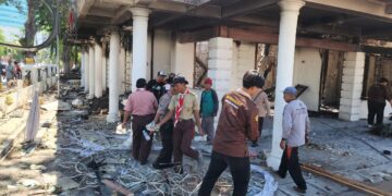 Pramuka Jatim Gotong Royong Bersihkan Sisa Kebakaran di Grahadi