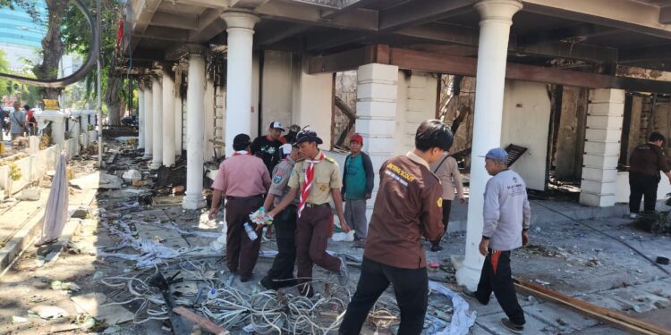 Pramuka Jatim Gotong Royong Bersihkan Sisa Kebakaran di Grahadi