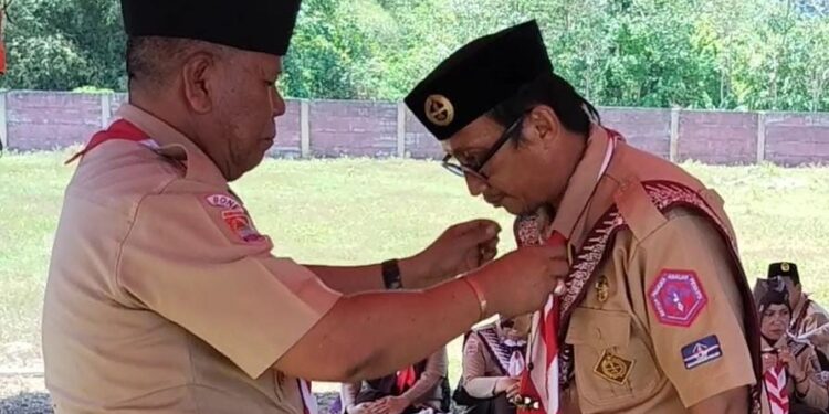 Kak Yusran A. Yahya Ukir Dedikasi, Bina Masa Depan: Lencana Manik Kayu Jadi Bukti Pengabdian