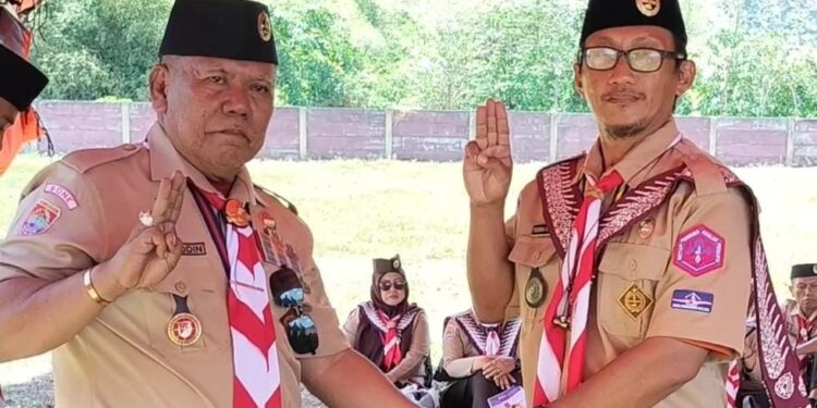 Kak Yusran A. Yahya Ukir Dedikasi, Bina Masa Depan: Lencana Manik Kayu Jadi Bukti Pengabdian