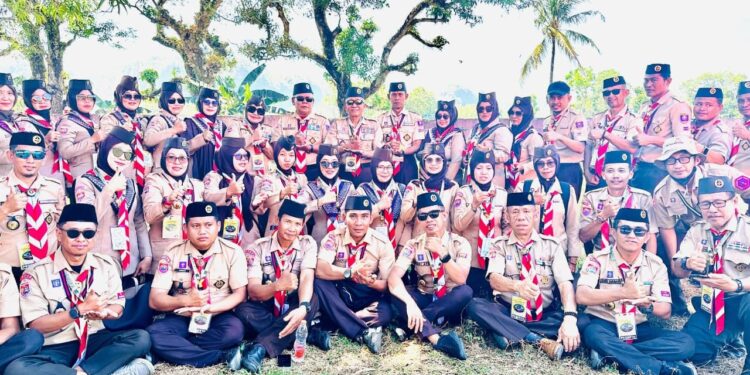 Kak Yusran A. Yahya Ukir Dedikasi, Bina Masa Depan: Lencana Manik Kayu Jadi Bukti Pengabdian