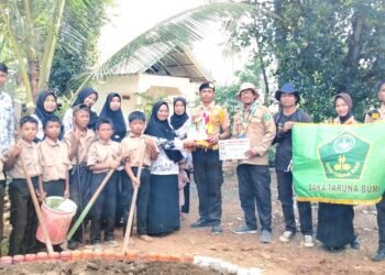 Bakti Dewan Saka Tarunabumi Patimpeng: Menanam Ilmu, Menuai Ketahanan Pangan Mulai dari Sekolah