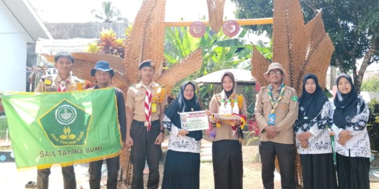 Bakti Dewan Saka Tarunabumi Patimpeng: Menanam Ilmu, Menuai Ketahanan Pangan Mulai dari Sekolah