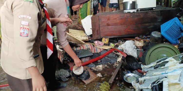 Api Padam, Semangat Menyala: Aksi Sigap Saka Tarunabumi Patimpeng, Ringankan Beban Korban Kebakaran